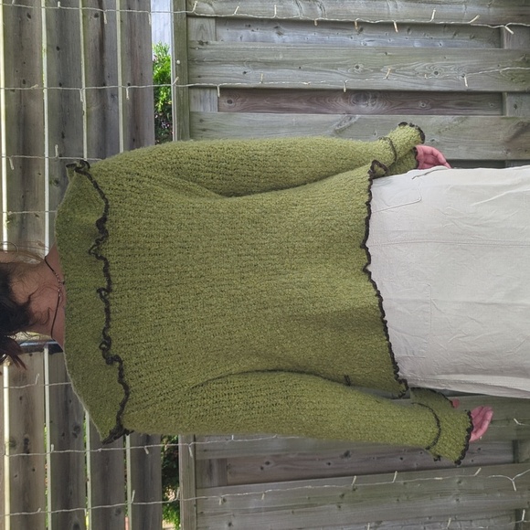 Green Sweater With Flower Accent - Picture 3 of 8